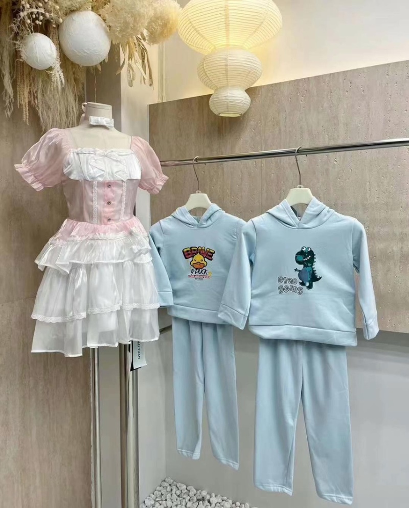儿童连帽卫衣套装1800套左右，穿3到8.9岁，11.9