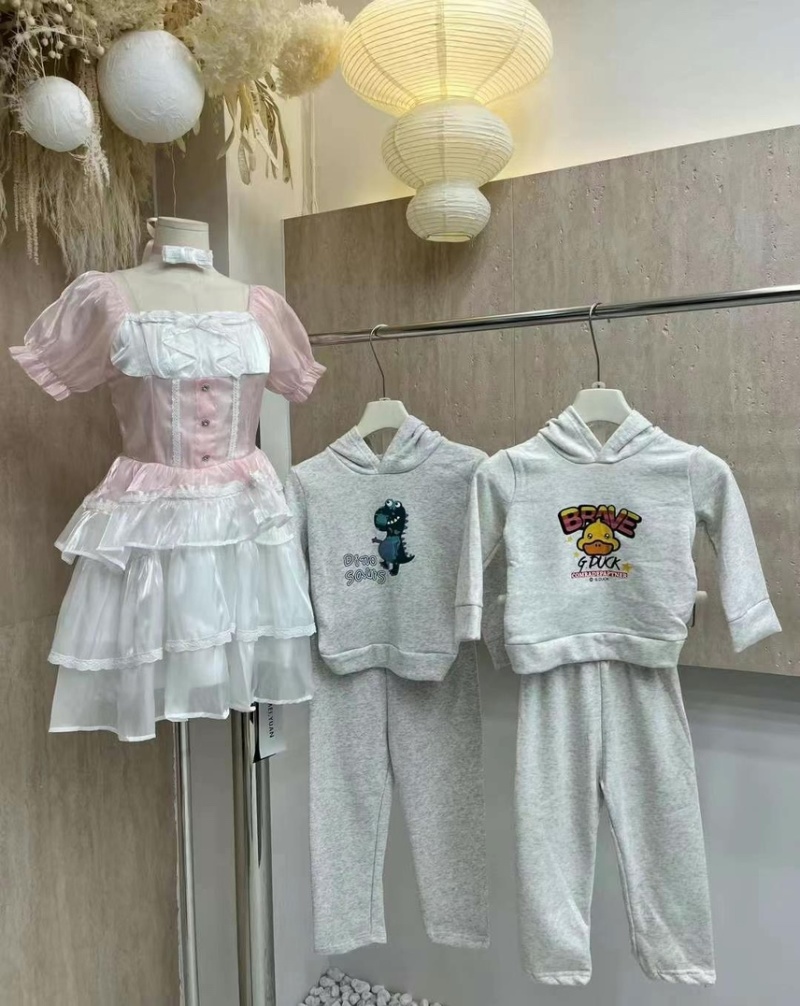 儿童连帽卫衣套装1800套左右，穿3到8.9岁，11.9