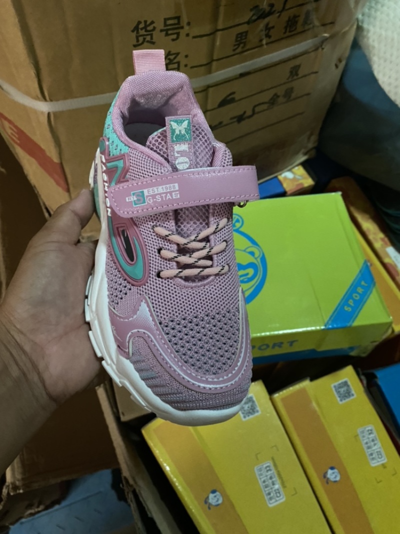 男女童鞋。尺码偏小几十双处理