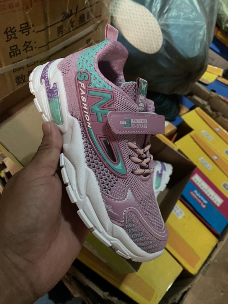 男女童鞋。尺码偏小几十双处理