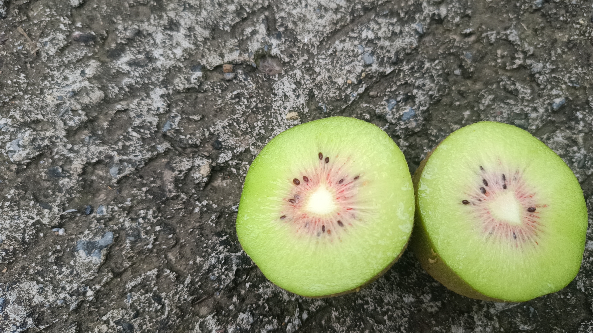 四颗不同品种的切开黄桃并列摆放:左侧为山东锦绣黄桃,果肉深黄、纤维少;中间为河南黄金冠,果形圆润、核小肉厚;右侧为四川金童6号,果肉橙黄、汁液丰富;最右为湖南锦香黄桃,果肉金黄透亮、无褐变。每颗桃旁标注产地与主要指标数据 黄桃果实特写对比图