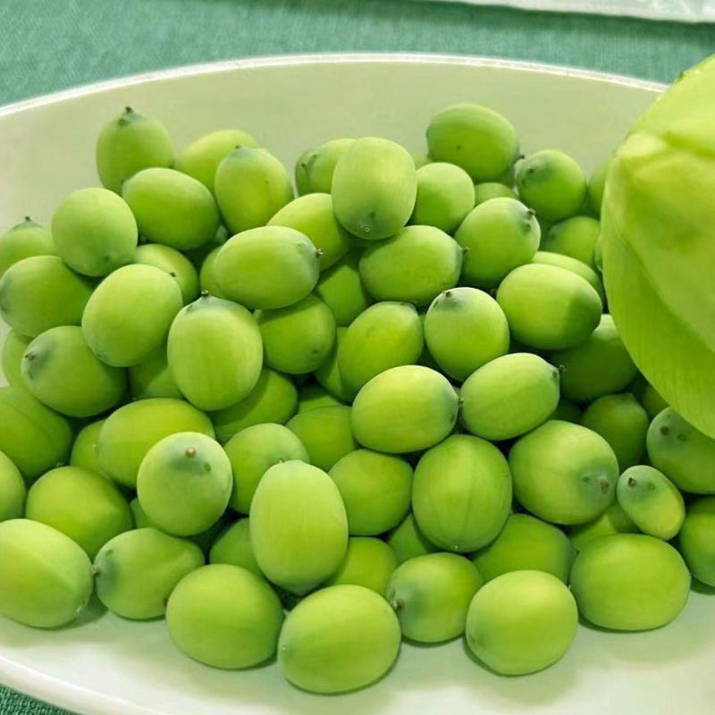 现剥鲜嫩莲子，青莲子。鲜嫩可口，都是当天现摘现剥。