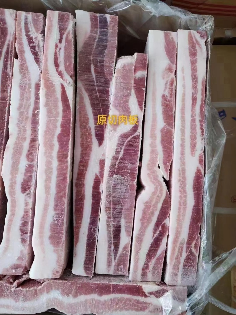 去皮五花肉板，颜色鲜亮，分层好，适合烧烤，烤肉