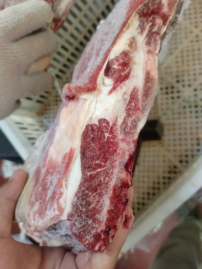 牛腩排也叫脐橙板，肉厚瘦度高，卤炖煎烤均可，性价比高