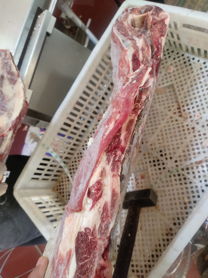 牛腩排也叫脐橙板，肉厚瘦度高，卤炖煎烤均可，性价比高