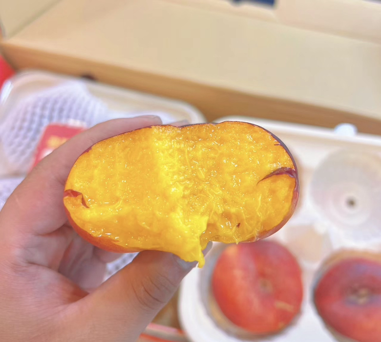 孕妇在家中享用新鲜切片的蟠桃