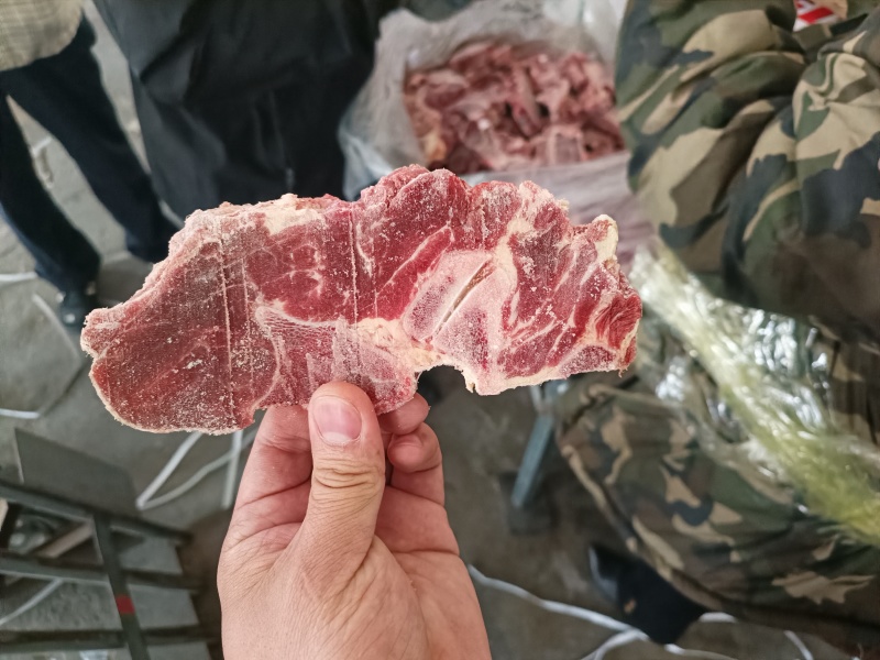 满肉牛脖骨，带肉多，颜色鲜亮，全国物流发货