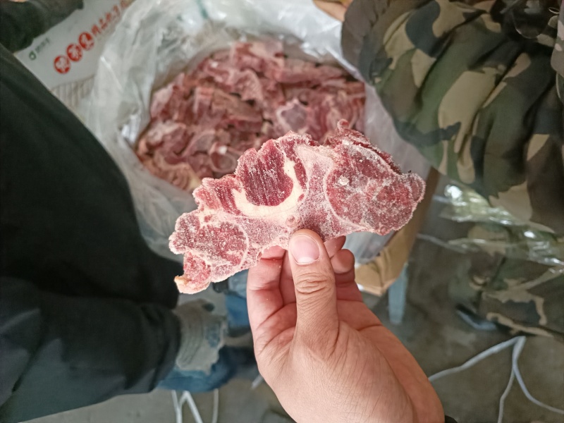 满肉牛脖骨，带肉多，颜色鲜亮，全国物流发货