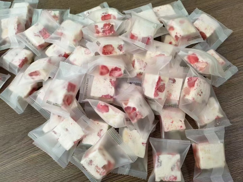 冻干草莓芙羊奶芙，选用优质冻干草莓，挑选优质奶粉