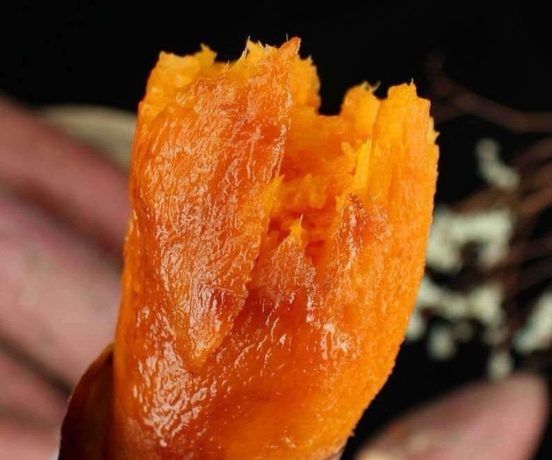 刚出炉的烤地瓜，冒着热气，糖汁溢出