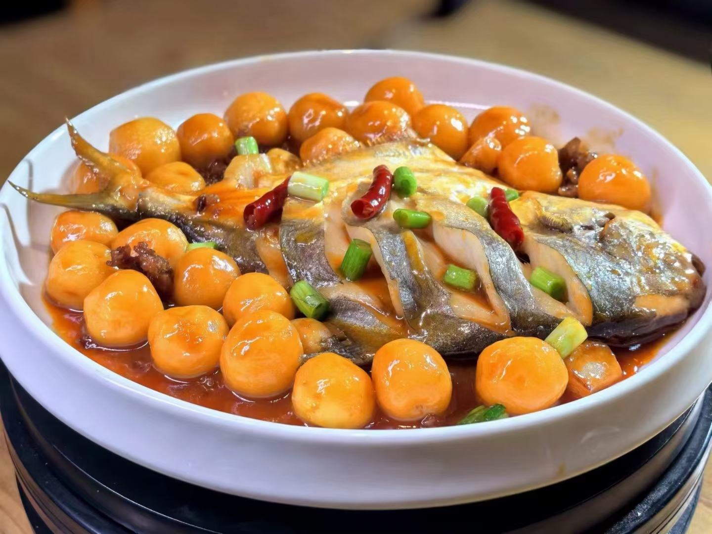 一锅热气腾腾的白菜炖土豆,盛放在白色瓷碗中,旁边有米饭和筷子,营造出温馨的家庭用餐氛围 家常炖白菜土豆成品图