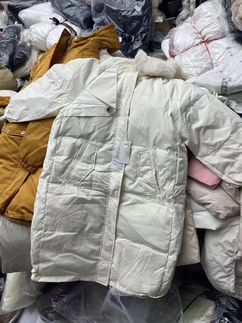 杂款羽绒服1000多件，十几秒