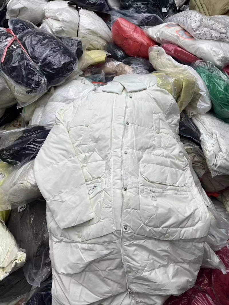 杂款羽绒服1000多件，十几秒