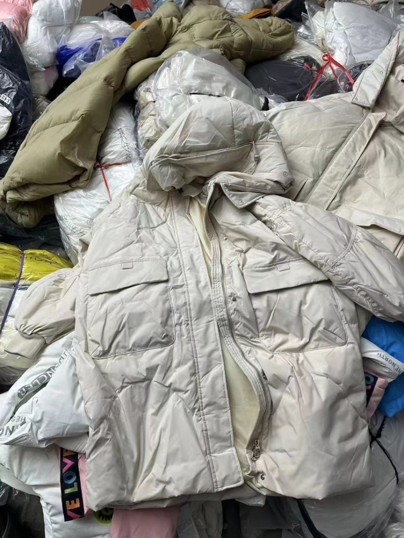杂款羽绒服1000多件，十几秒
