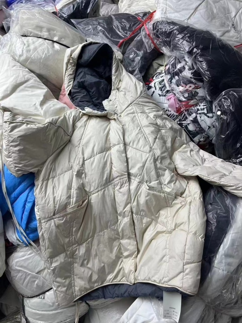 杂款羽绒服1000多件，十几秒