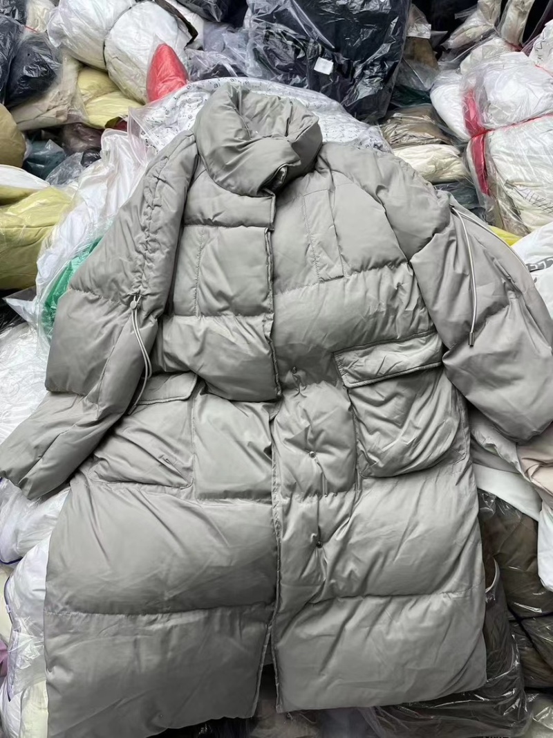 杂款羽绒服1000多件，十几秒