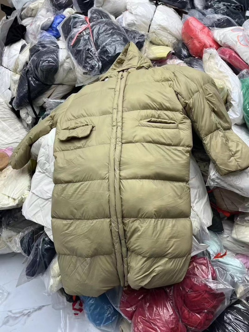杂款羽绒服1000多件，十几秒