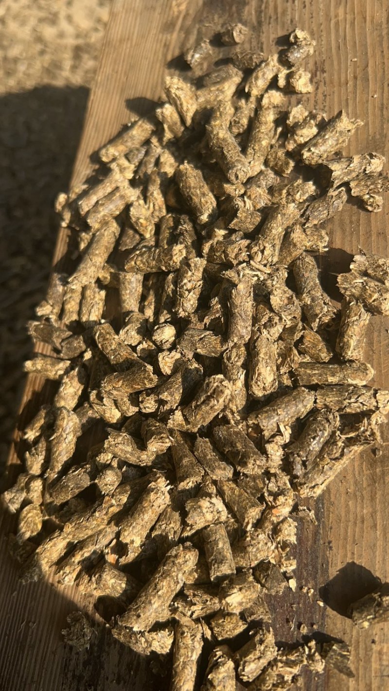 纯花生秧颗粒现场加工