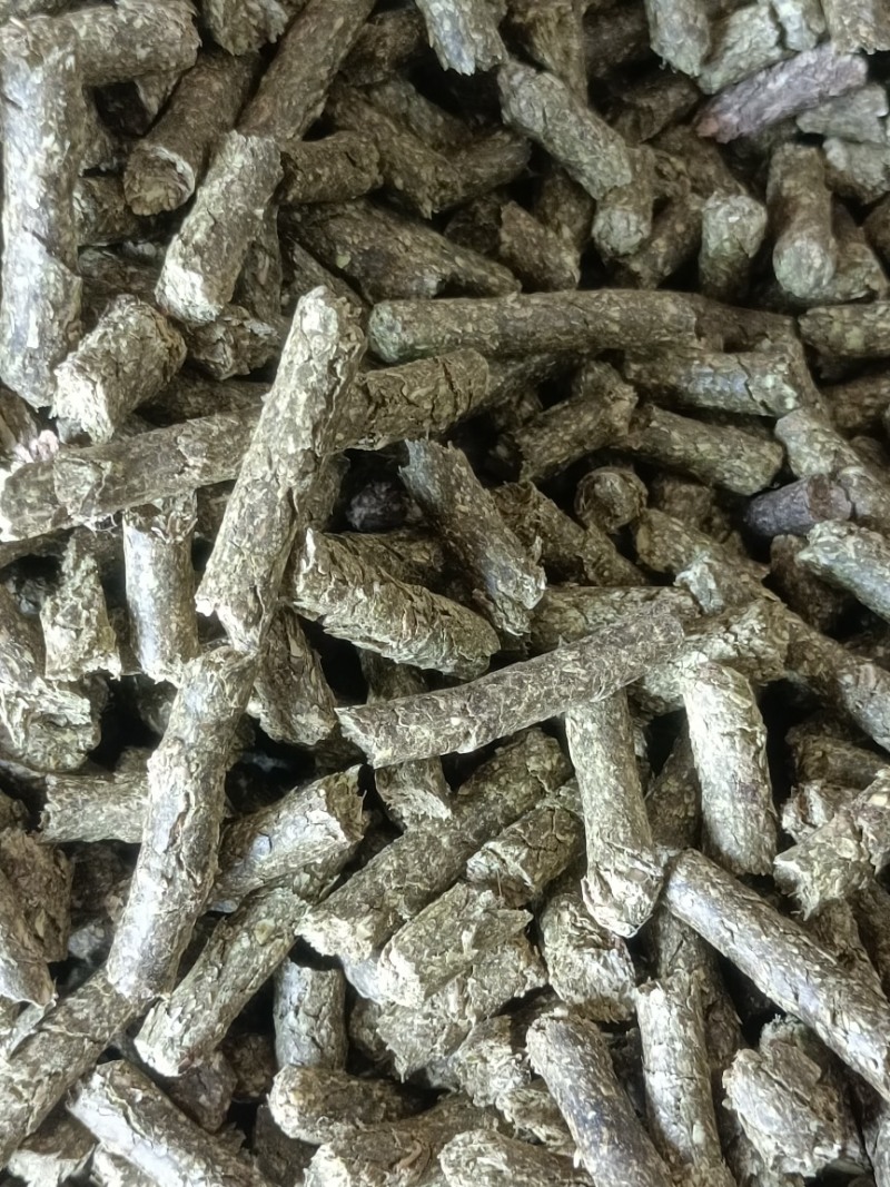 纯花生秧颗粒现场加工