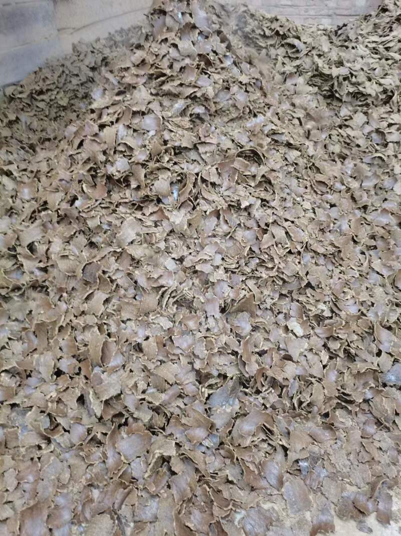 棉籽饼有机质含量高，对果树蔬菜葡萄大蒜有很好的效果