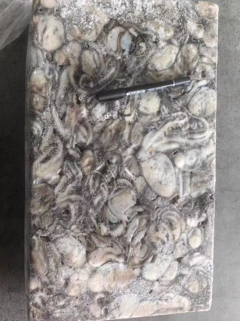 八爪鱼，有原汁的，有泡水的，价格便宜，量大可议，欢迎咨询
