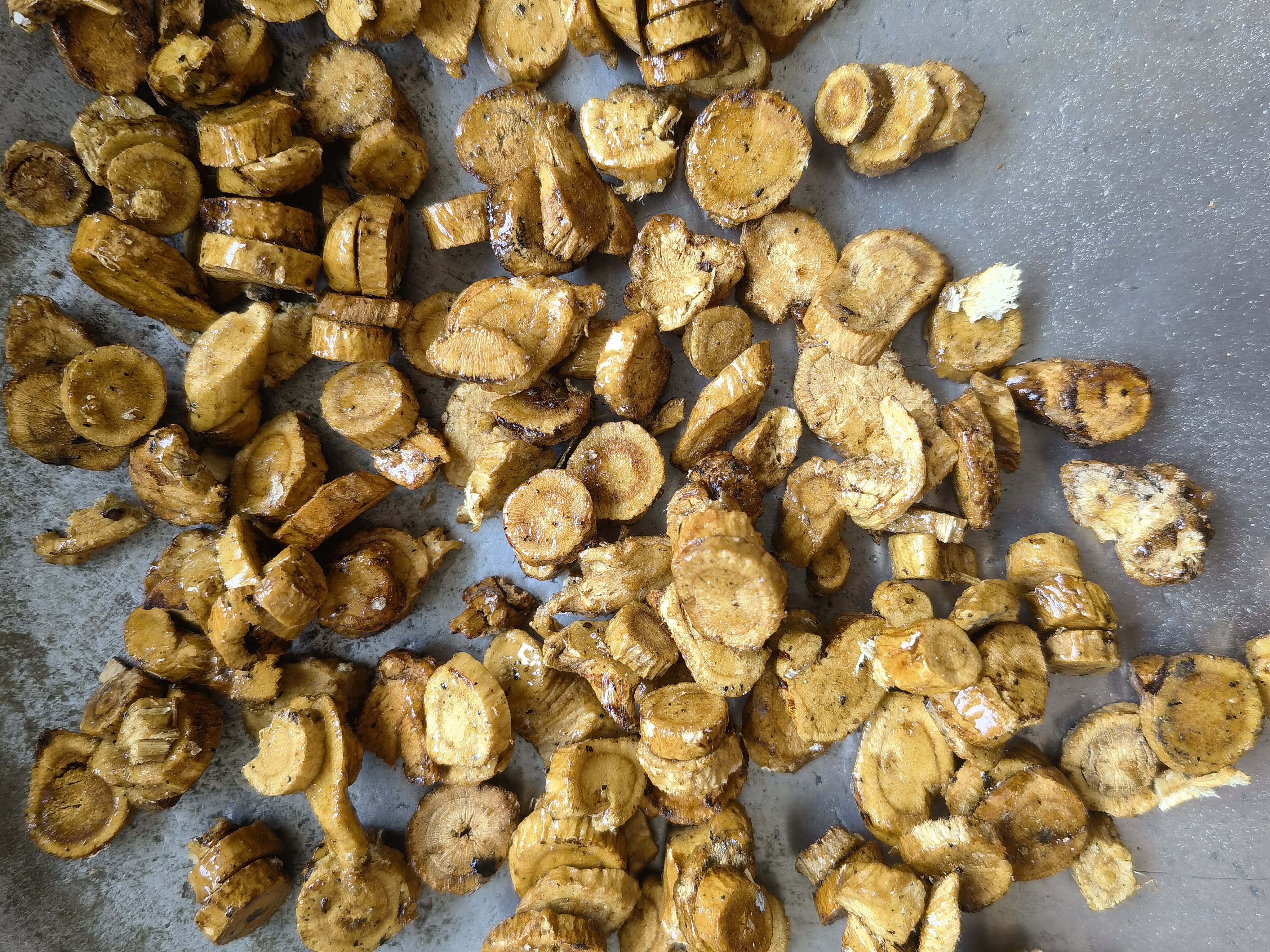 黄芪植株与炙黄芪饮片对比图