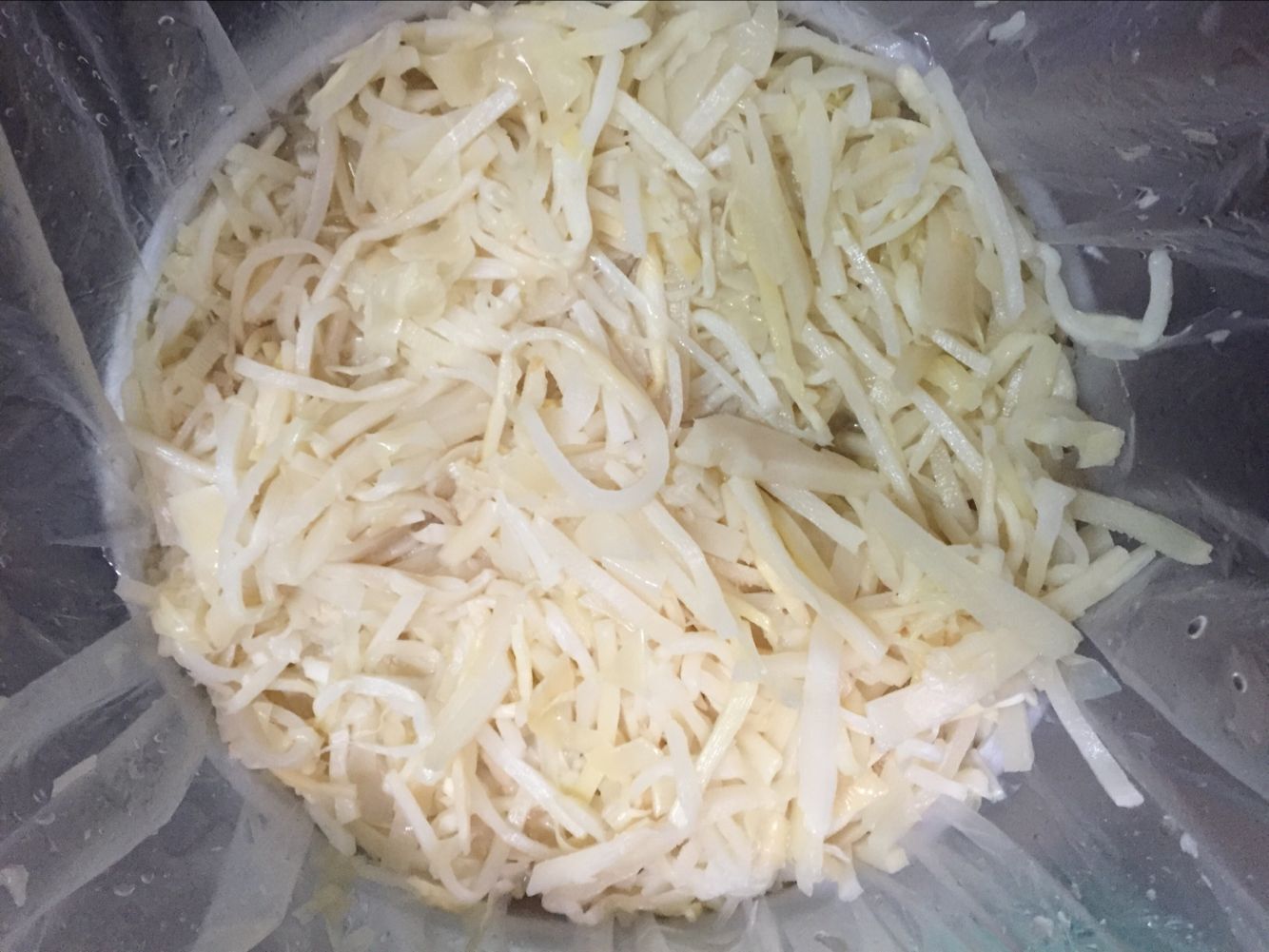 竹笋汤盛在白色瓷碗中,汤色清澈,竹笋块分明,枸杞点缀其间,诱人食欲 竹笋汤盛装图