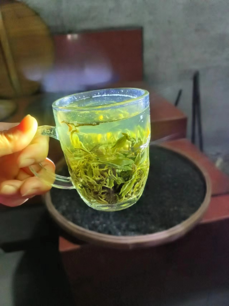 铁锅里纯手工制作的茶叶