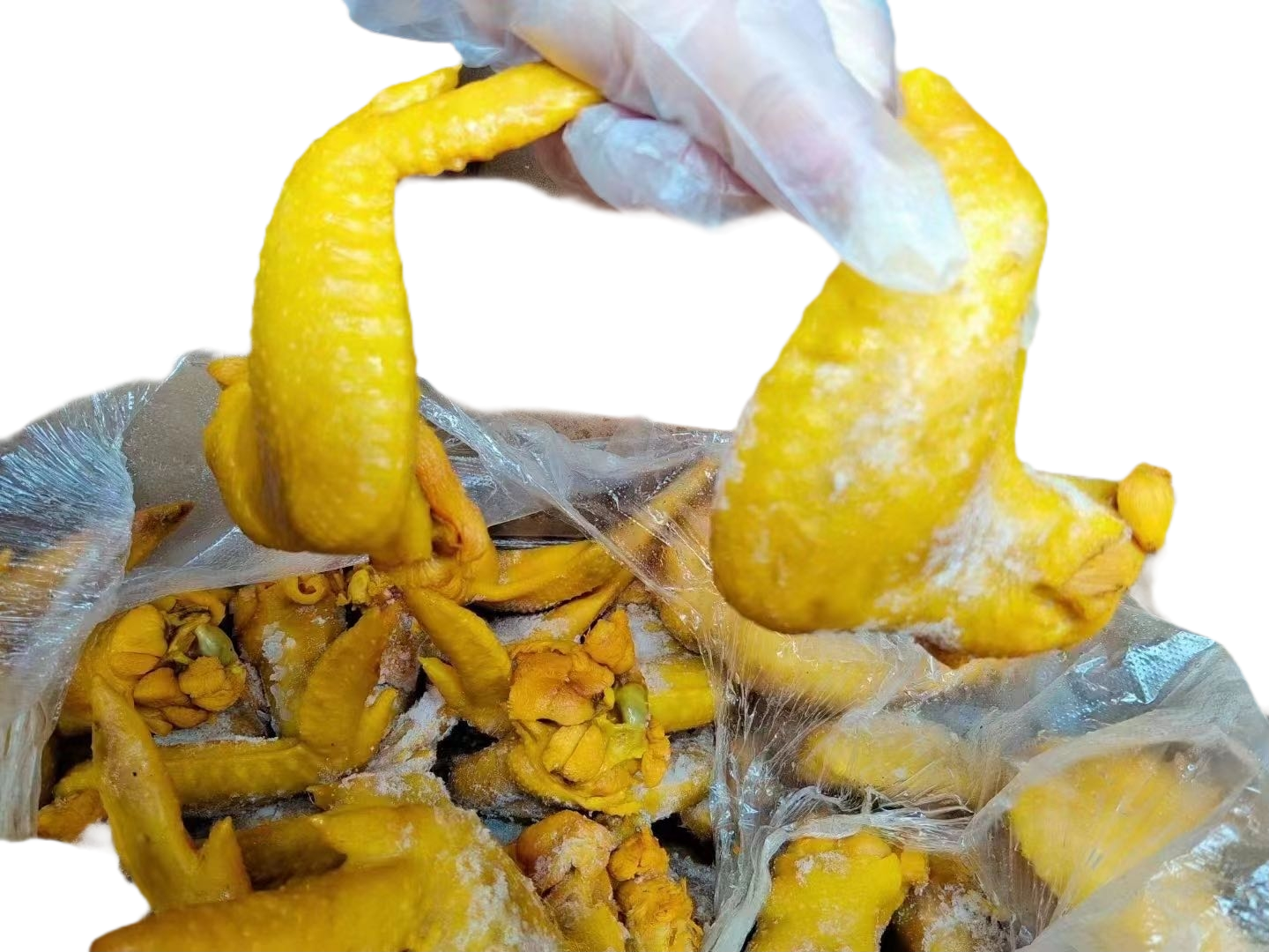 金黄鸡翅摆盘,表面裹着浓稠酱汁,点缀着柠檬片 成品柠檬可乐鸡翅