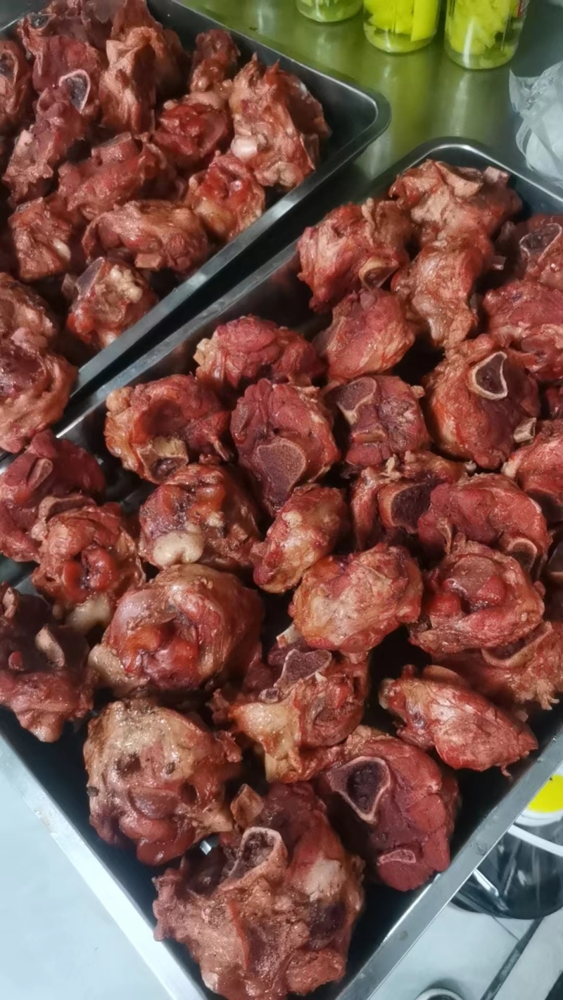 去皮小肘子，带肉带骨髓，带腱子，颜色鲜亮