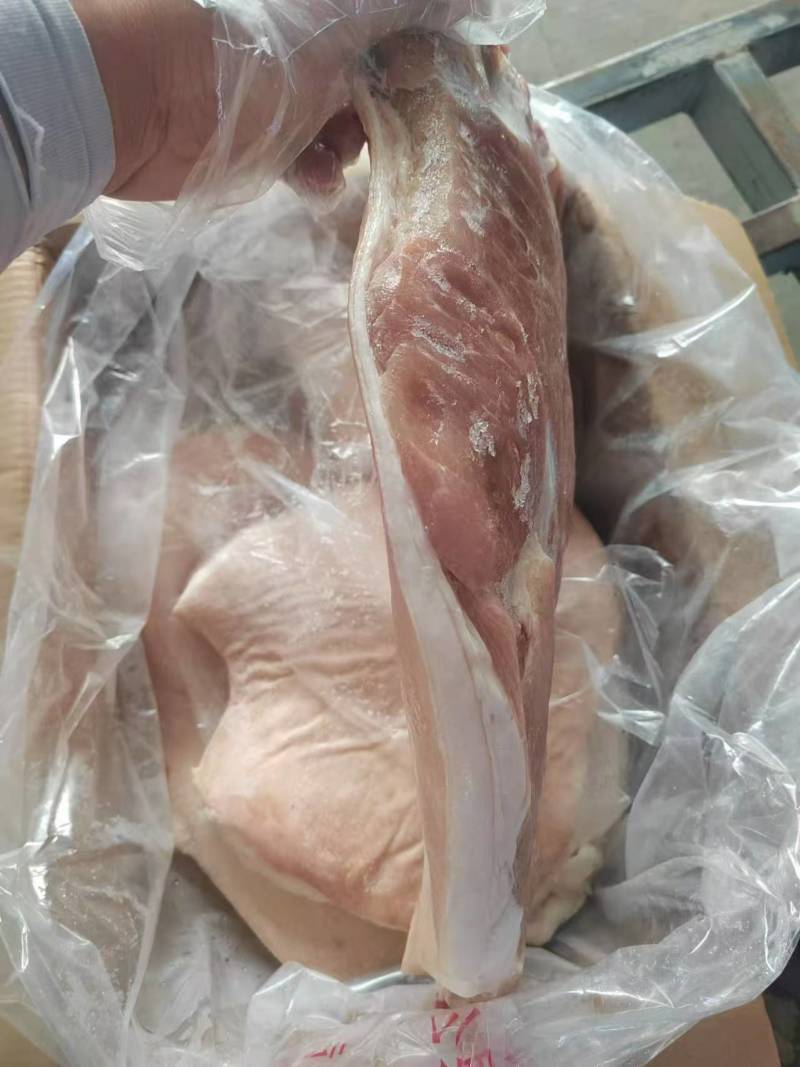 带皮后上肉，最新日期的新货，颜色鲜亮，纯干无冰