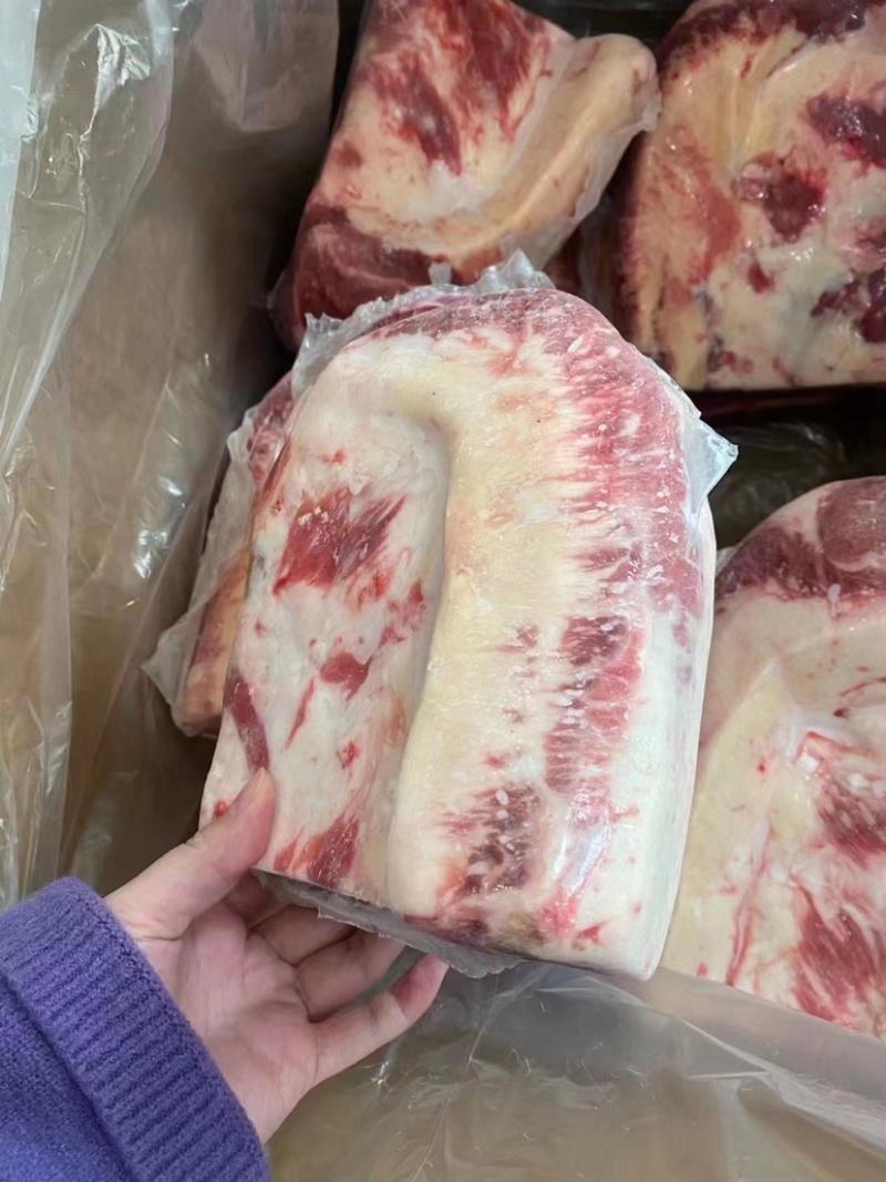 美式肥牛，谷饲，纯干原切精修，颜色鲜亮，烧烤煎涮炖均可。