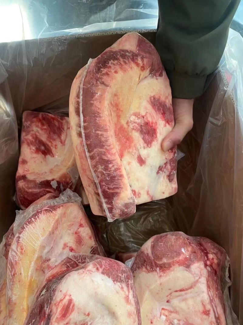 美式肥牛，谷饲，纯干原切精修，颜色鲜亮，烧烤煎涮炖均可。