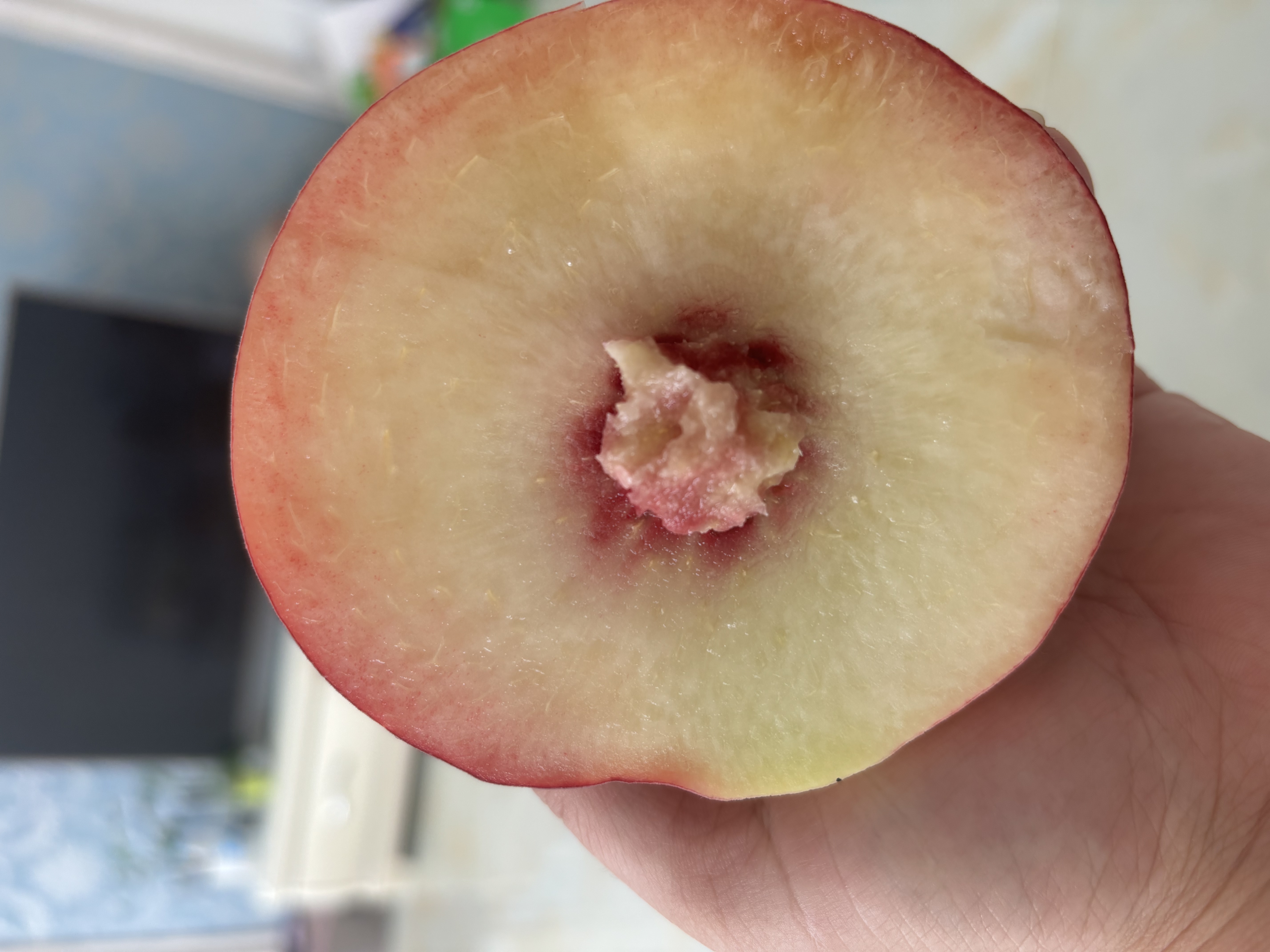 桃子切开后果肉变色与正常果肉对比图