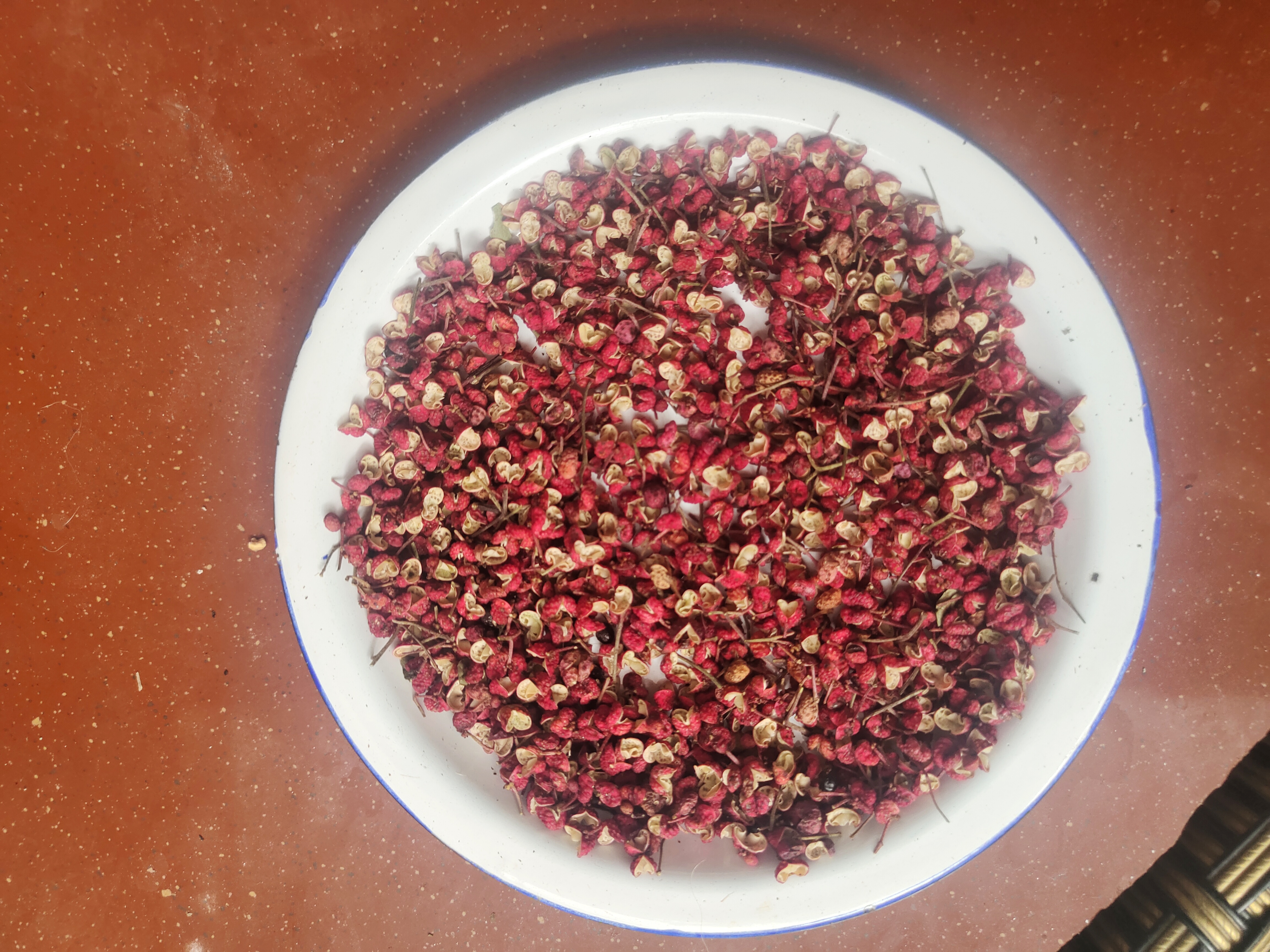 一盘干燥的红花椒,颗粒饱满,色泽红润,呈现典型的热性农产品特征 花椒实物图