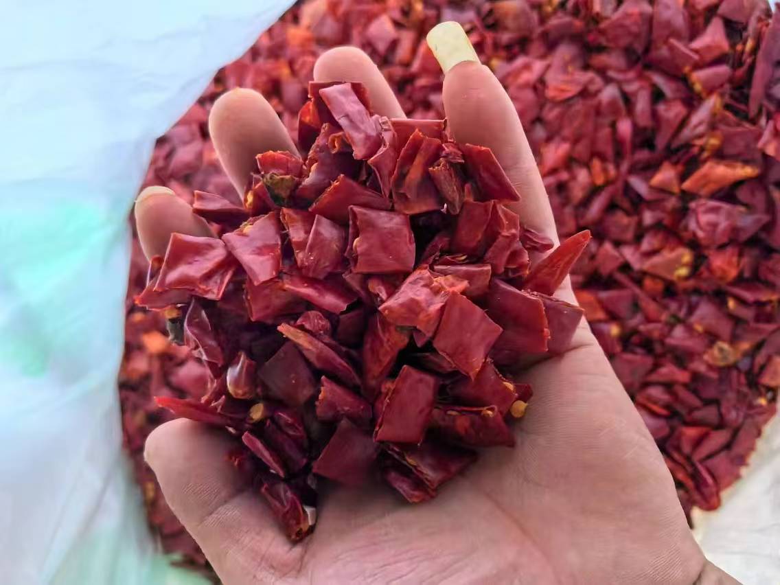 尖椒切成尖部、中部、根部三段,分别标注辣度等级 尖椒切段示意图