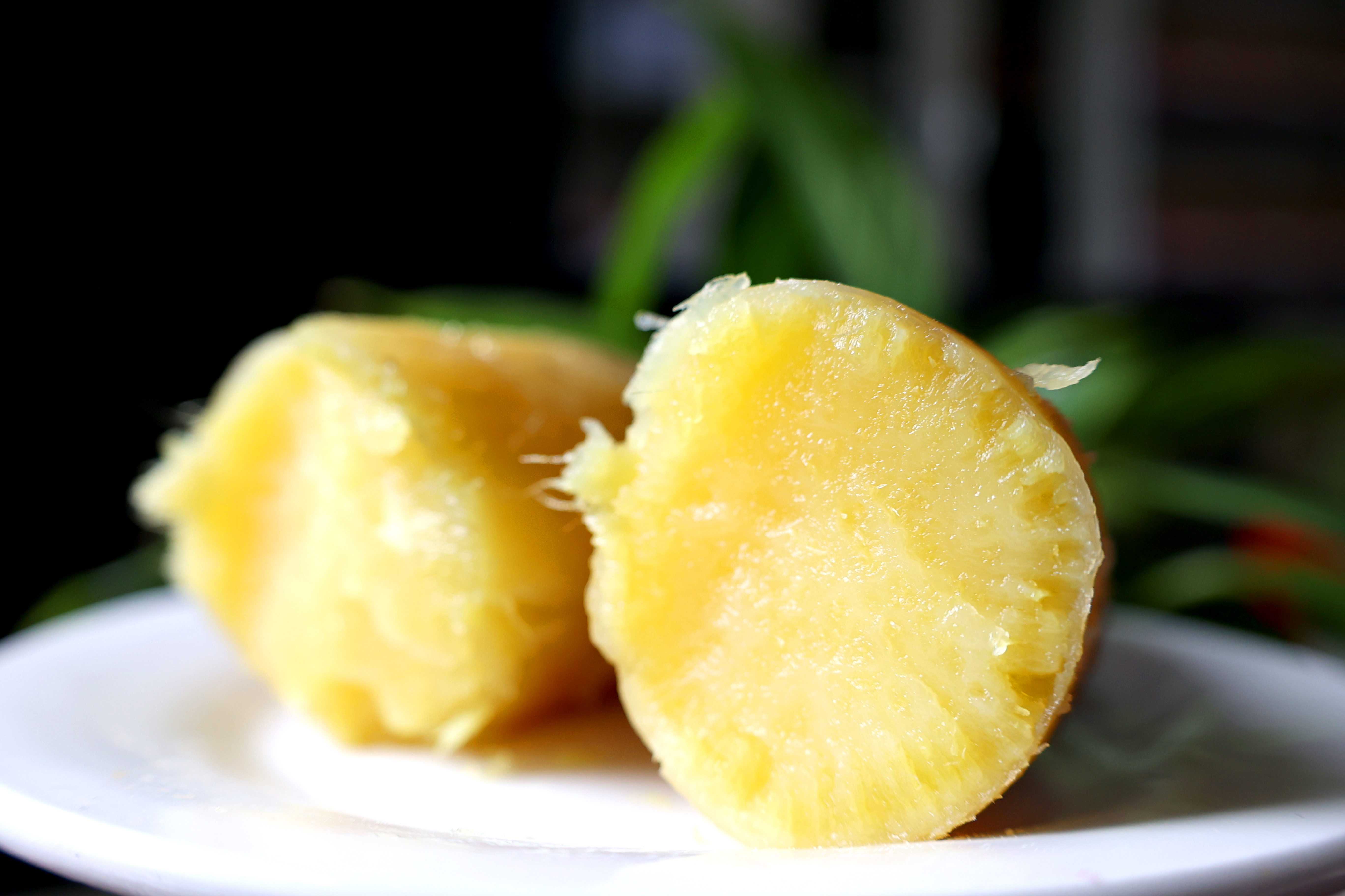 展示一个新鲜蜜薯被切开的画面,内部呈现金黄色,表面带有糖浆感 蜜薯切开图