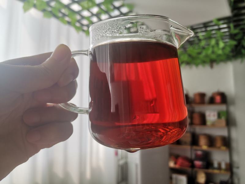 90年代老树粗茶陈香，有微微槟榔香味，口感顺滑，汤色红透