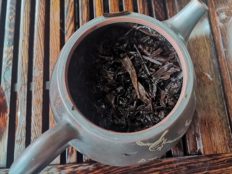 90年代老树粗茶陈香，有微微槟榔香味，口感顺滑，汤色红透
