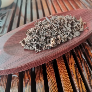 90年代老树粗茶陈香，有微微槟榔香味，口感顺滑，汤色红透