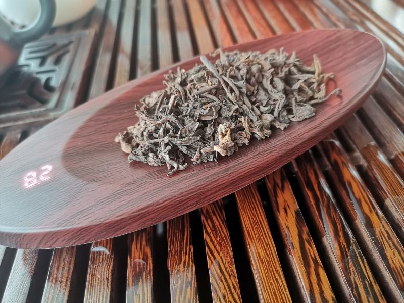 90年代老树粗茶陈香，有微微槟榔香味，口感顺滑，汤色红透