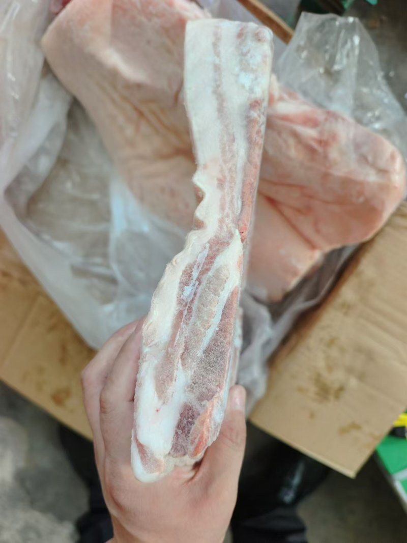 带皮五花肉，颜色鲜亮，50斤装，五花三层，分层好