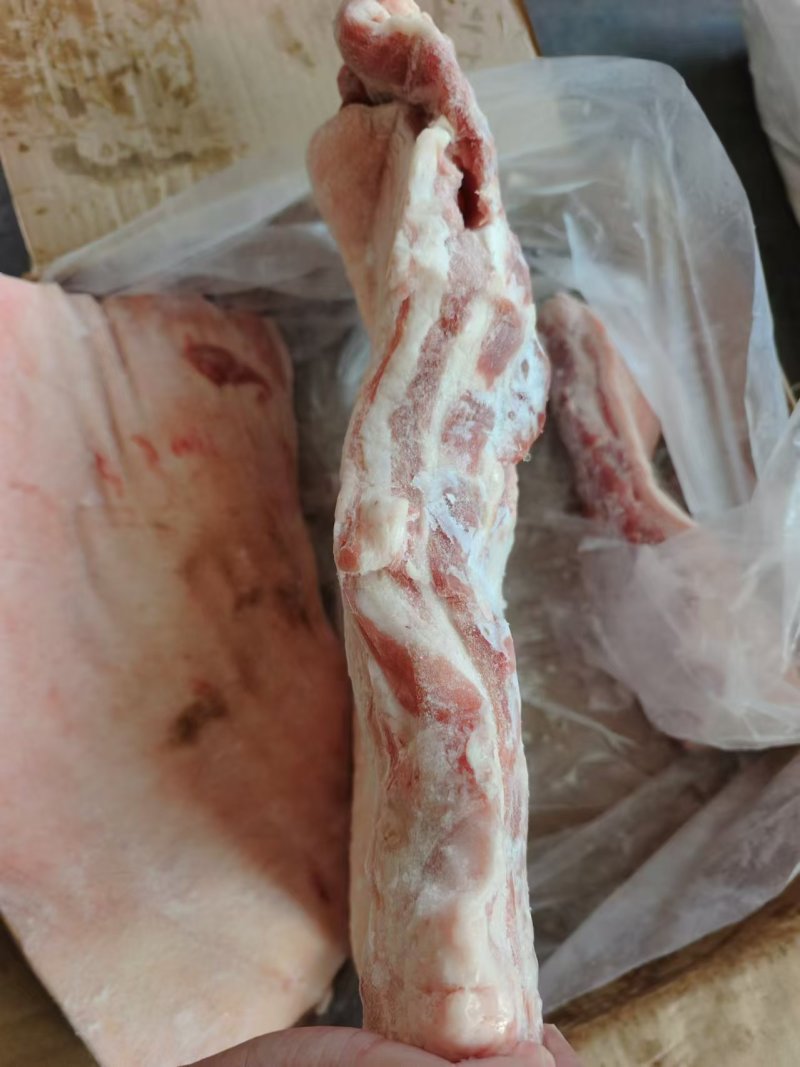 带皮五花肉，颜色鲜亮，50斤装，五花三层，分层好