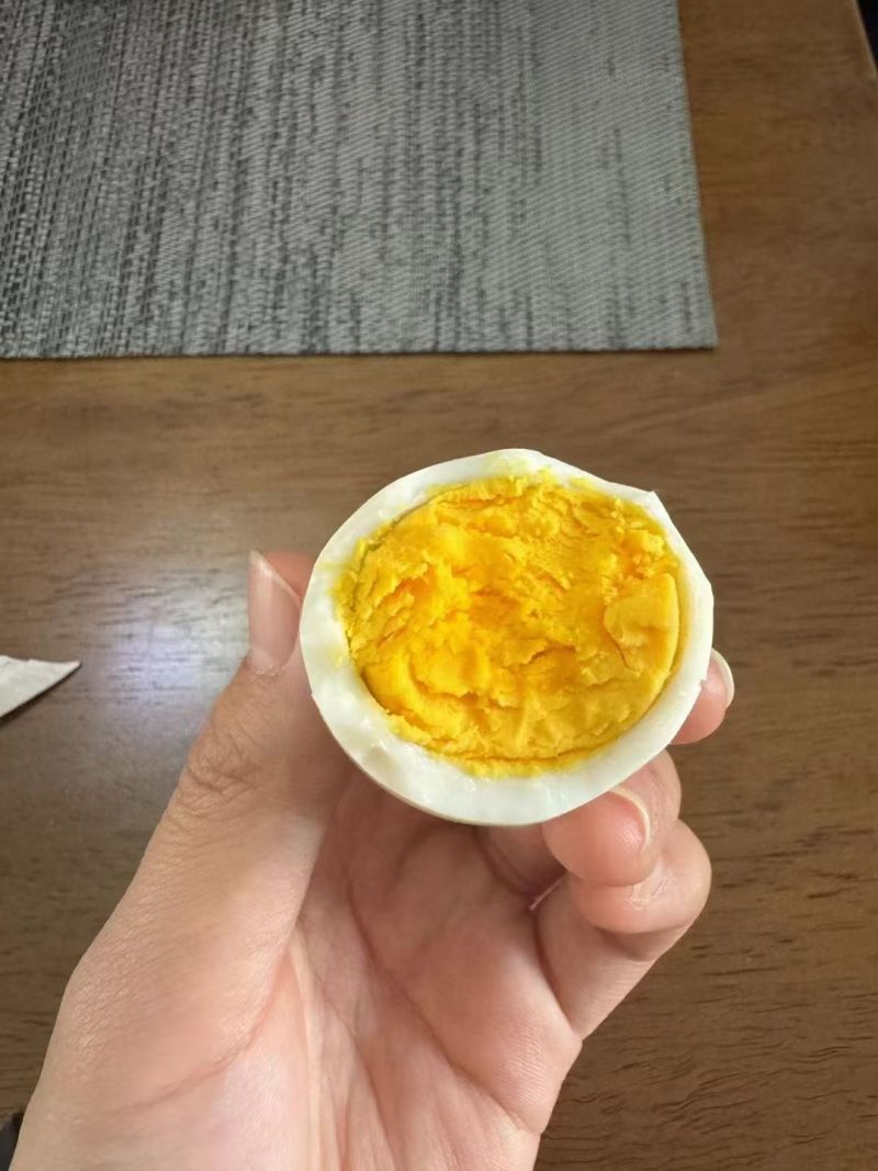 跑山鸡蛋高端鸡蛋，正宗土鸡蛋浓郁香味，没有色素不会红