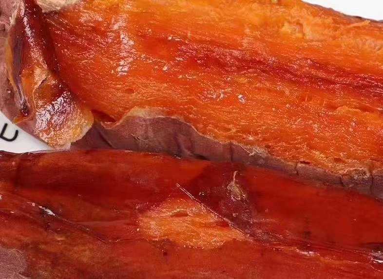 展示刚出炉的烤红薯,表面焦糖化,散发诱人香气 烤红薯特写