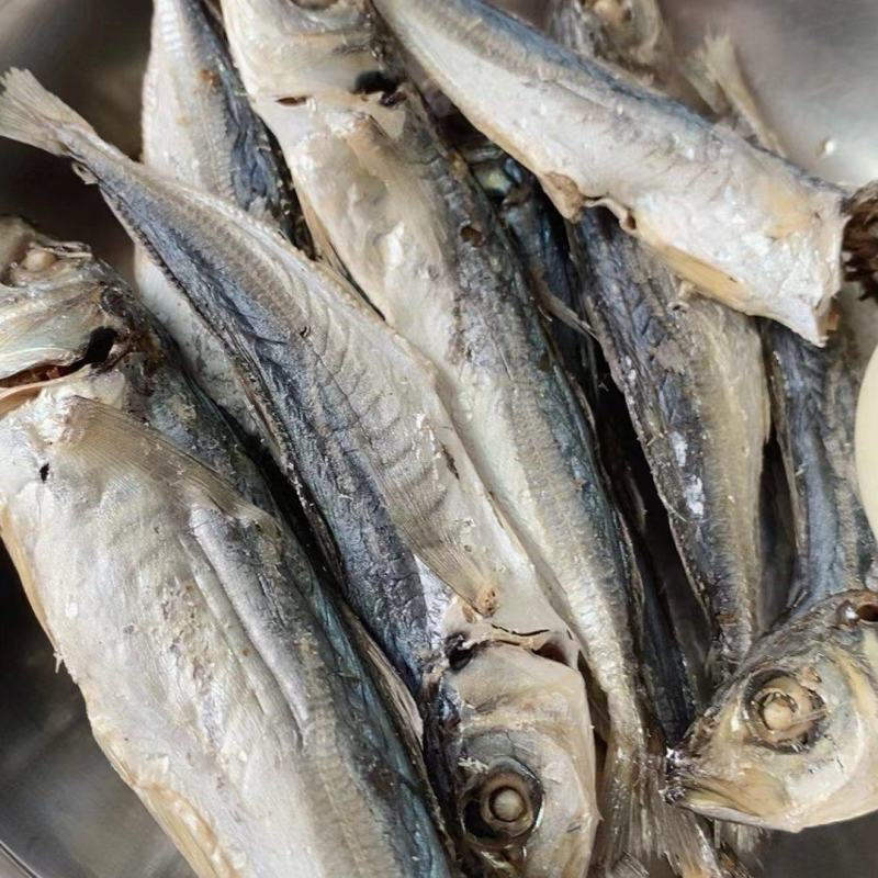 巴浪鱼不想炒菜来点巴浪鱼干配饭非常好吃自己买的鱼请人晒