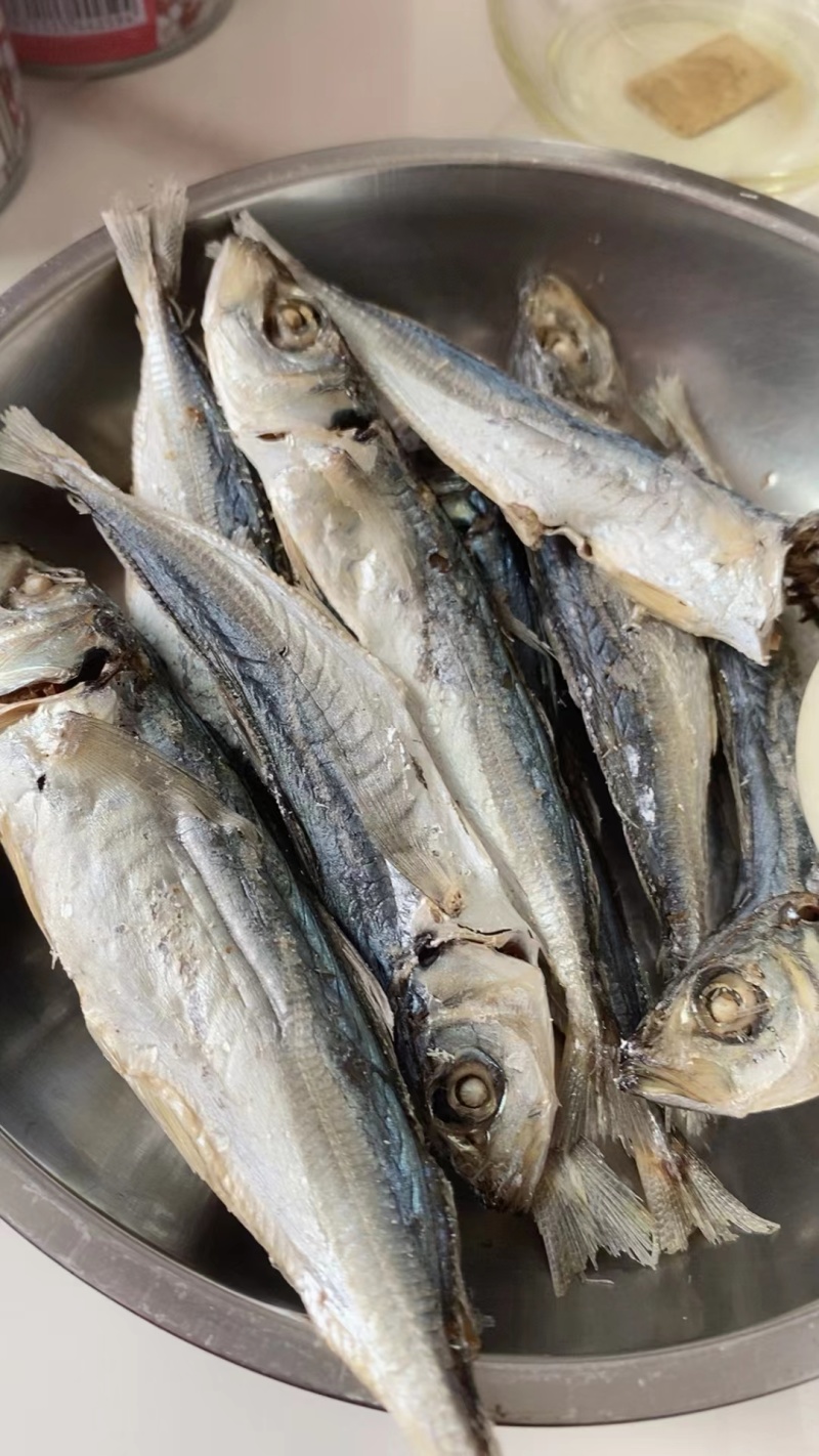 巴浪鱼不想炒菜来点巴浪鱼干配饭非常好吃自己买的鱼请人晒