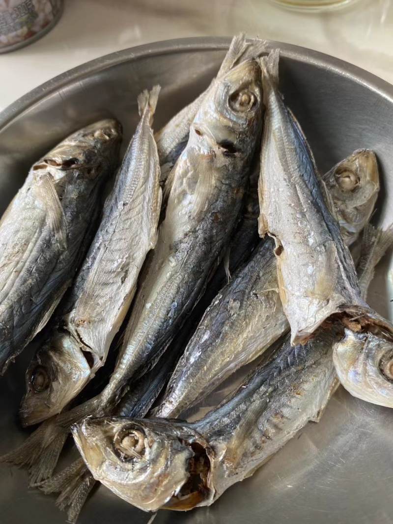 巴浪鱼不想炒菜来点巴浪鱼干配饭非常好吃自己买的鱼请人晒