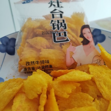 灶台锅巴膨化食品休闲食品小食品小零食孜然牛排味。