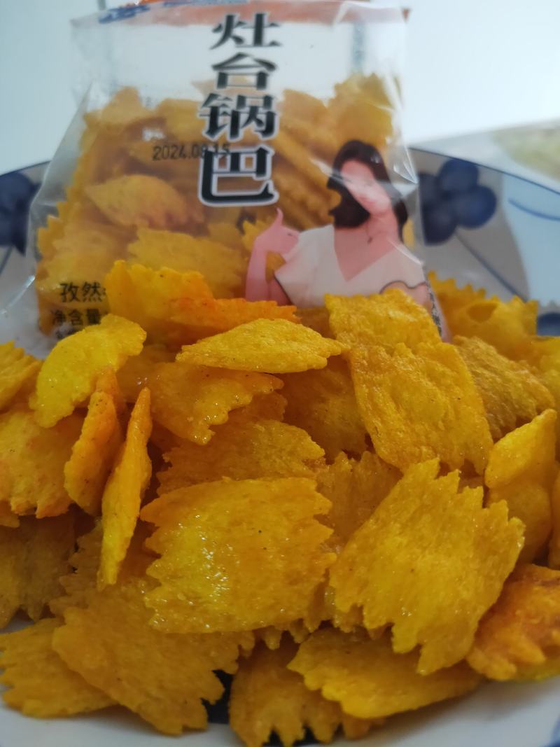 灶台锅巴膨化食品休闲食品小食品小零食孜然牛排味。